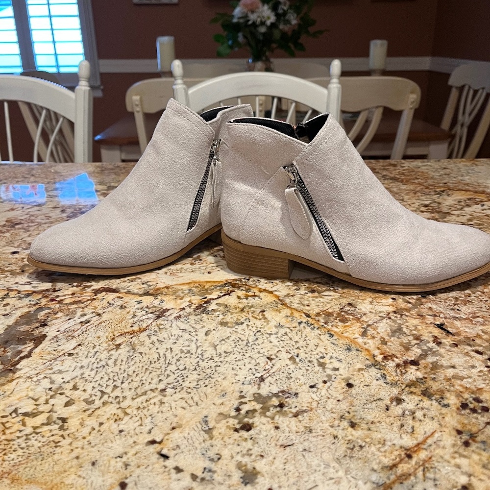 Shorty surge-like boots